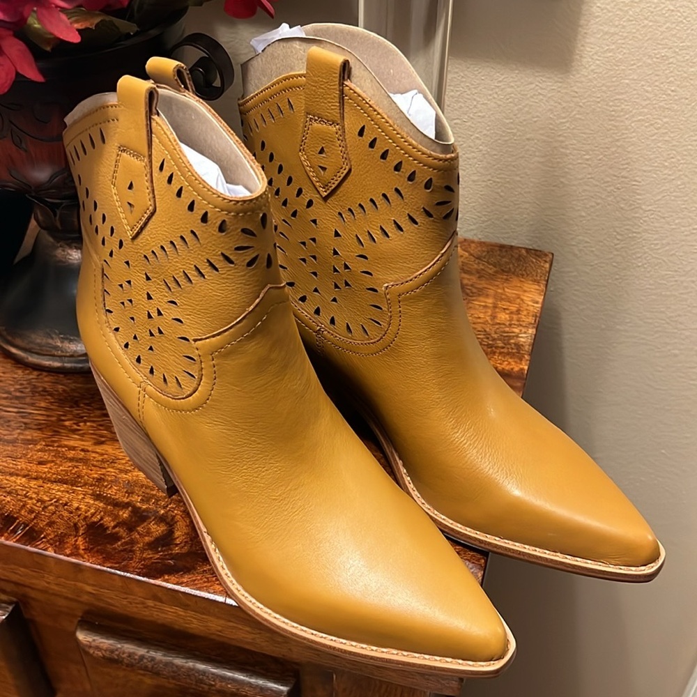 Marc Fisher LTD Elyma Leather Bootie in Medium Natural, Size 7M, NIB - Picture 16 of 17